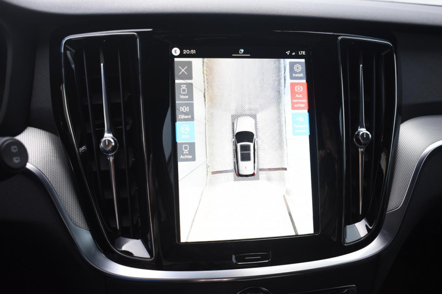 Volvo V60 T8 455PK Plug-in hybrid AWD Plus Dark / Adaptive Cruise Control / 360 Camera / Harman Kardon / Head-up display / Panorama schuifdak / Stoel- en stuurverwarming / Stoelverwarming achter / Trekhaak elektrisch wegklapbaar / Elektrische stoelen met geheugen
