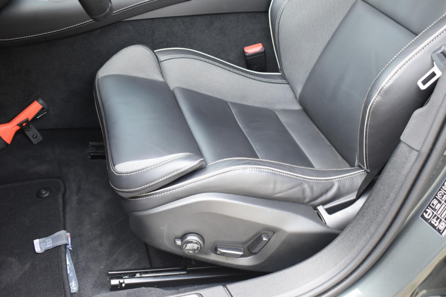 Volvo V60 T8 455PK Plug-in hybrid AWD Plus Dark / Adaptive Cruise Control / 360 Camera / Harman Kardon / Head-up display / Panorama schuifdak / Stoel- en stuurverwarming / Stoelverwarming achter / Trekhaak elektrisch wegklapbaar / Elektrische stoelen met geheugen