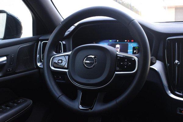 Volvo V60 T8 455PK Plug-in hybrid AWD Plus Dark / Adaptive Cruise Control / 360 Camera / Harman Kardon / Head-up display / Panorama schuifdak / Stoel- en stuurverwarming / Stoelverwarming achter / Trekhaak elektrisch wegklapbaar / Elektrische stoelen met geheugen