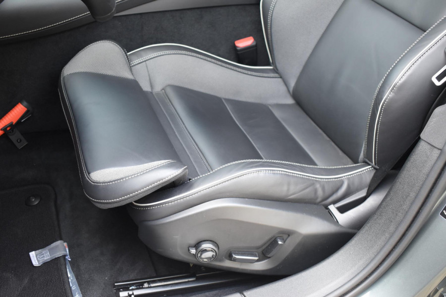 Volvo V60 T8 455PK Plug-in hybrid AWD Plus Dark / Adaptive Cruise Control / 360 Camera / Harman Kardon / Head-up display / Panorama schuifdak / Stoel- en stuurverwarming / Stoelverwarming achter / Trekhaak elektrisch wegklapbaar / Elektrische stoelen met geheugen