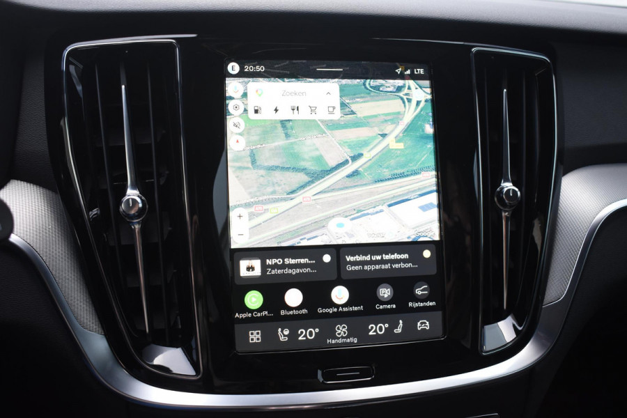 Volvo V60 T8 455PK Plug-in hybrid AWD Plus Dark / Adaptive Cruise Control / 360 Camera / Harman Kardon / Head-up display / Panorama schuifdak / Stoel- en stuurverwarming / Stoelverwarming achter / Trekhaak elektrisch wegklapbaar / Elektrische stoelen met geheugen
