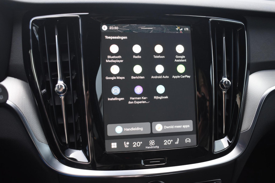 Volvo V60 T8 455PK Plug-in hybrid AWD Plus Dark / Adaptive Cruise Control / 360 Camera / Harman Kardon / Head-up display / Panorama schuifdak / Stoel- en stuurverwarming / Stoelverwarming achter / Trekhaak elektrisch wegklapbaar / Elektrische stoelen met geheugen