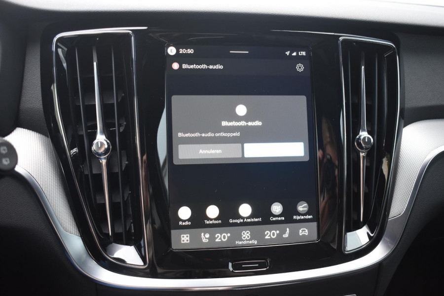 Volvo V60 T8 455PK Plug-in hybrid AWD Plus Dark / Adaptive Cruise Control / 360 Camera / Harman Kardon / Head-up display / Panorama schuifdak / Stoel- en stuurverwarming / Stoelverwarming achter / Trekhaak elektrisch wegklapbaar / Elektrische stoelen met geheugen