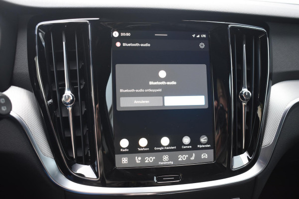 Volvo V60 T8 455PK Plug-in hybrid AWD Plus Dark / Adaptive Cruise Control / 360 Camera / Harman Kardon / Head-up display / Panorama schuifdak / Stoel- en stuurverwarming / Stoelverwarming achter / Trekhaak elektrisch wegklapbaar / Elektrische stoelen met geheugen