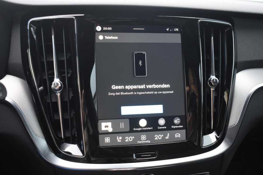 Volvo V60 T8 455PK Plug-in hybrid AWD Plus Dark / Adaptive Cruise Control / 360 Camera / Harman Kardon / Head-up display / Panorama schuifdak / Stoel- en stuurverwarming / Stoelverwarming achter / Trekhaak elektrisch wegklapbaar / Elektrische stoelen met geheugen
