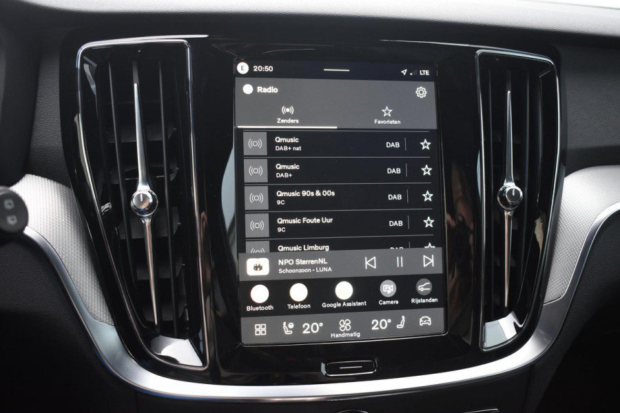 Volvo V60 T8 455PK Plug-in hybrid AWD Plus Dark / Adaptive Cruise Control / 360 Camera / Harman Kardon / Head-up display / Panorama schuifdak / Stoel- en stuurverwarming / Stoelverwarming achter / Trekhaak elektrisch wegklapbaar / Elektrische stoelen met geheugen