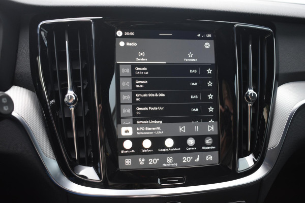 Volvo V60 T8 455PK Plug-in hybrid AWD Plus Dark / Adaptive Cruise Control / 360 Camera / Harman Kardon / Head-up display / Panorama schuifdak / Stoel- en stuurverwarming / Stoelverwarming achter / Trekhaak elektrisch wegklapbaar / Elektrische stoelen met geheugen