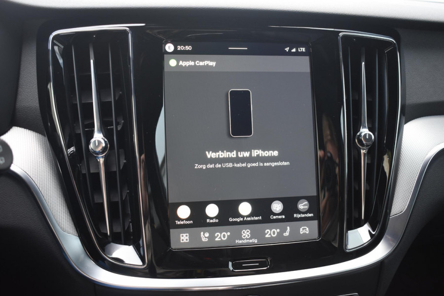 Volvo V60 T8 455PK Plug-in hybrid AWD Plus Dark / Adaptive Cruise Control / 360 Camera / Harman Kardon / Head-up display / Panorama schuifdak / Stoel- en stuurverwarming / Stoelverwarming achter / Trekhaak elektrisch wegklapbaar / Elektrische stoelen met geheugen