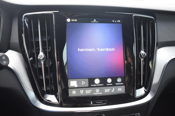Volvo V60 T8 455PK Plug-in hybrid AWD Plus Dark / Adaptive Cruise Control / 360 Camera / Harman Kardon / Head-up display / Panorama schuifdak / Stoel- en stuurverwarming / Stoelverwarming achter / Trekhaak elektrisch wegklapbaar / Elektrische stoelen met geheugen