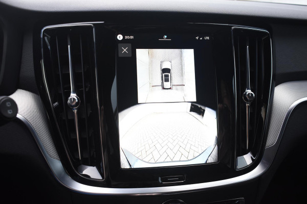 Volvo V60 T8 455PK Plug-in hybrid AWD Plus Dark / Adaptive Cruise Control / 360 Camera / Harman Kardon / Head-up display / Panorama schuifdak / Stoel- en stuurverwarming / Stoelverwarming achter / Trekhaak elektrisch wegklapbaar / Elektrische stoelen met geheugen