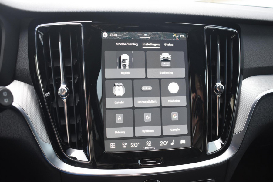 Volvo V60 T8 455PK Plug-in hybrid AWD Plus Dark / Adaptive Cruise Control / 360 Camera / Harman Kardon / Head-up display / Panorama schuifdak / Stoel- en stuurverwarming / Stoelverwarming achter / Trekhaak elektrisch wegklapbaar / Elektrische stoelen met geheugen