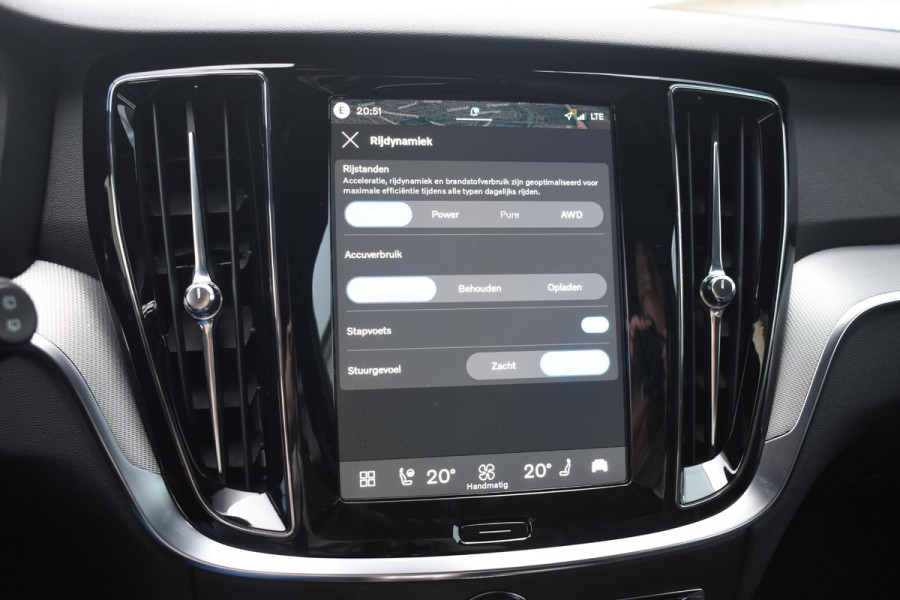 Volvo V60 T8 455PK Plug-in hybrid AWD Plus Dark / Adaptive Cruise Control / 360 Camera / Harman Kardon / Head-up display / Panorama schuifdak / Stoel- en stuurverwarming / Stoelverwarming achter / Trekhaak elektrisch wegklapbaar / Elektrische stoelen met geheugen