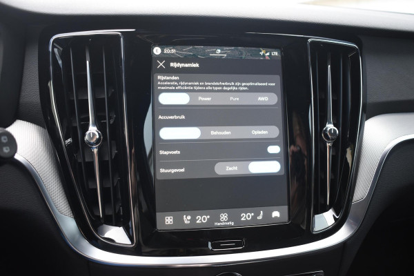 Volvo V60 T8 455PK Plug-in hybrid AWD Plus Dark / Adaptive Cruise Control / 360 Camera / Harman Kardon / Head-up display / Panorama schuifdak / Stoel- en stuurverwarming / Stoelverwarming achter / Trekhaak elektrisch wegklapbaar / Elektrische stoelen met geheugen