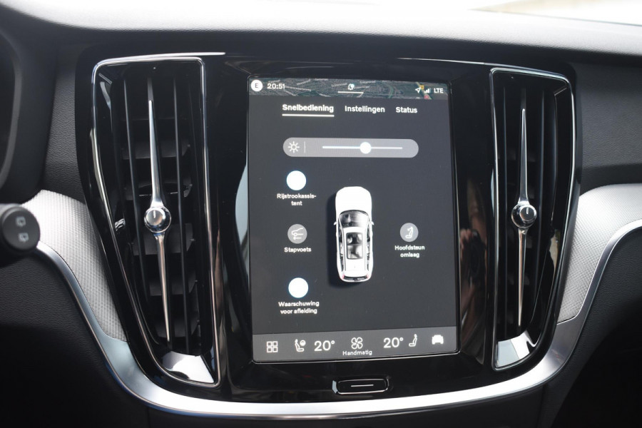 Volvo V60 T8 455PK Plug-in hybrid AWD Plus Dark / Adaptive Cruise Control / 360 Camera / Harman Kardon / Head-up display / Panorama schuifdak / Stoel- en stuurverwarming / Stoelverwarming achter / Trekhaak elektrisch wegklapbaar / Elektrische stoelen met geheugen