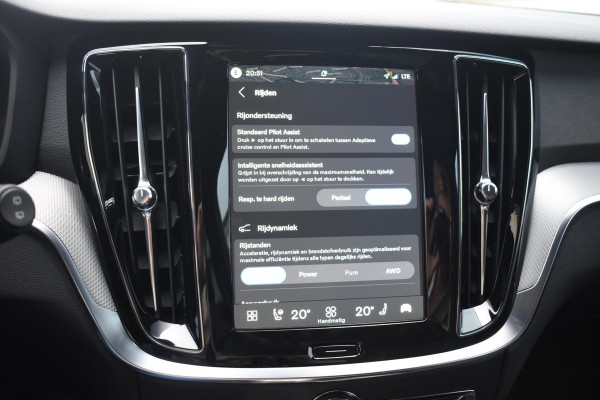 Volvo V60 T8 455PK Plug-in hybrid AWD Plus Dark / Adaptive Cruise Control / 360 Camera / Harman Kardon / Head-up display / Panorama schuifdak / Stoel- en stuurverwarming / Stoelverwarming achter / Trekhaak elektrisch wegklapbaar / Elektrische stoelen met geheugen