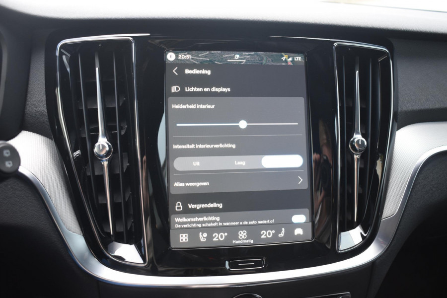Volvo V60 T8 455PK Plug-in hybrid AWD Plus Dark / Adaptive Cruise Control / 360 Camera / Harman Kardon / Head-up display / Panorama schuifdak / Stoel- en stuurverwarming / Stoelverwarming achter / Trekhaak elektrisch wegklapbaar / Elektrische stoelen met geheugen