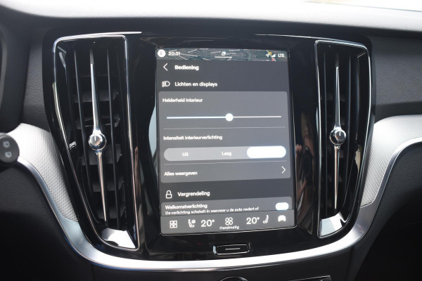 Volvo V60 T8 455PK Plug-in hybrid AWD Plus Dark / Adaptive Cruise Control / 360 Camera / Harman Kardon / Head-up display / Panorama schuifdak / Stoel- en stuurverwarming / Stoelverwarming achter / Trekhaak elektrisch wegklapbaar / Elektrische stoelen met geheugen