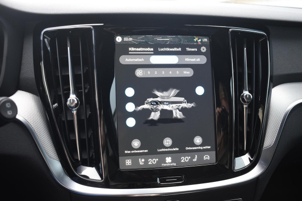 Volvo V60 T8 455PK Plug-in hybrid AWD Plus Dark / Adaptive Cruise Control / 360 Camera / Harman Kardon / Head-up display / Panorama schuifdak / Stoel- en stuurverwarming / Stoelverwarming achter / Trekhaak elektrisch wegklapbaar / Elektrische stoelen met geheugen