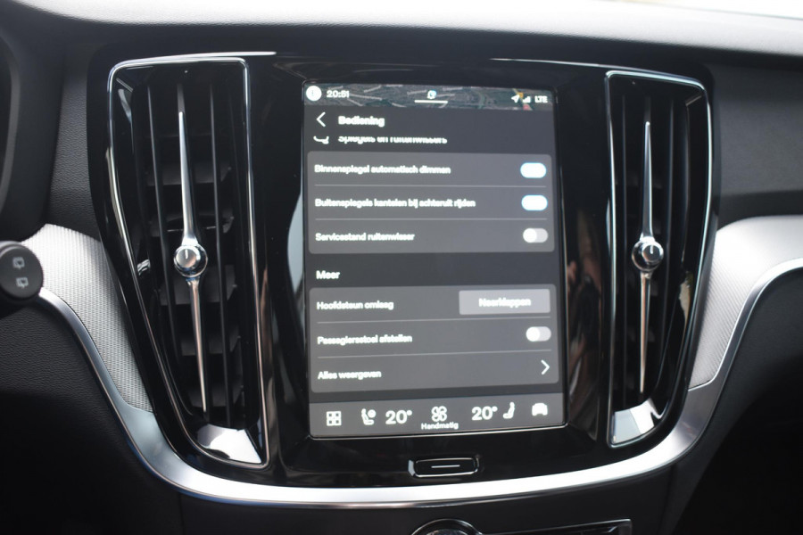 Volvo V60 T8 455PK Plug-in hybrid AWD Plus Dark / Adaptive Cruise Control / 360 Camera / Harman Kardon / Head-up display / Panorama schuifdak / Stoel- en stuurverwarming / Stoelverwarming achter / Trekhaak elektrisch wegklapbaar / Elektrische stoelen met geheugen