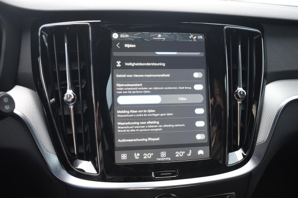 Volvo V60 T8 455PK Plug-in hybrid AWD Plus Dark / Adaptive Cruise Control / 360 Camera / Harman Kardon / Head-up display / Panorama schuifdak / Stoel- en stuurverwarming / Stoelverwarming achter / Trekhaak elektrisch wegklapbaar / Elektrische stoelen met geheugen