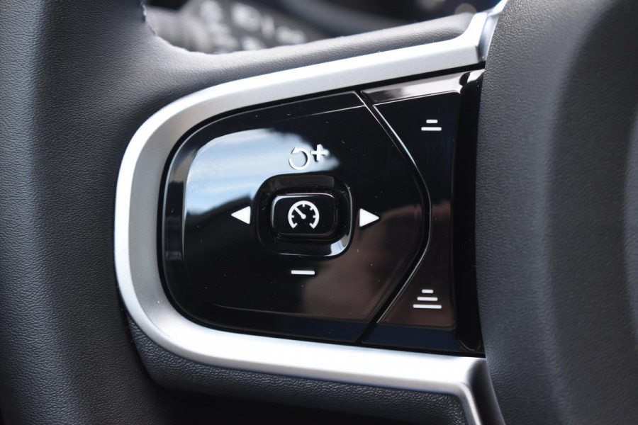 Volvo V60 T8 455PK Plug-in hybrid AWD Plus Dark / Adaptive Cruise Control / 360 Camera / Harman Kardon / Head-up display / Panorama schuifdak / Stoel- en stuurverwarming / Stoelverwarming achter / Trekhaak elektrisch wegklapbaar / Elektrische stoelen met geheugen