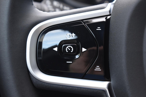 Volvo V60 T8 455PK Plug-in hybrid AWD Plus Dark / Adaptive Cruise Control / 360 Camera / Harman Kardon / Head-up display / Panorama schuifdak / Stoel- en stuurverwarming / Stoelverwarming achter / Trekhaak elektrisch wegklapbaar / Elektrische stoelen met geheugen