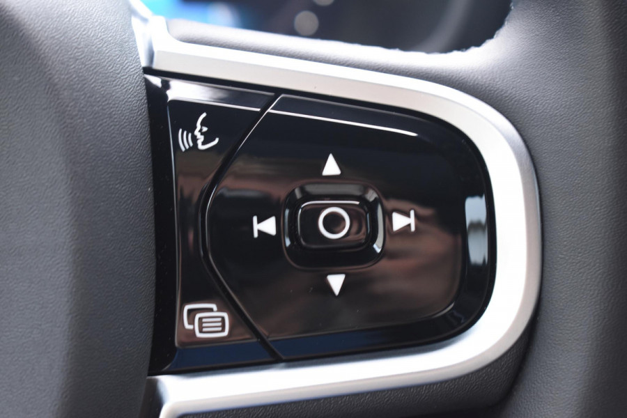 Volvo V60 T8 455PK Plug-in hybrid AWD Plus Dark / Adaptive Cruise Control / 360 Camera / Harman Kardon / Head-up display / Panorama schuifdak / Stoel- en stuurverwarming / Stoelverwarming achter / Trekhaak elektrisch wegklapbaar / Elektrische stoelen met geheugen