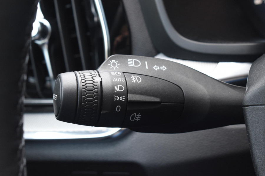 Volvo V60 T8 455PK Plug-in hybrid AWD Plus Dark / Adaptive Cruise Control / 360 Camera / Harman Kardon / Head-up display / Panorama schuifdak / Stoel- en stuurverwarming / Stoelverwarming achter / Trekhaak elektrisch wegklapbaar / Elektrische stoelen met geheugen