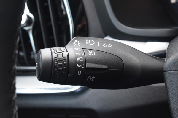 Volvo V60 T8 455PK Plug-in hybrid AWD Plus Dark / Adaptive Cruise Control / 360 Camera / Harman Kardon / Head-up display / Panorama schuifdak / Stoel- en stuurverwarming / Stoelverwarming achter / Trekhaak elektrisch wegklapbaar / Elektrische stoelen met geheugen