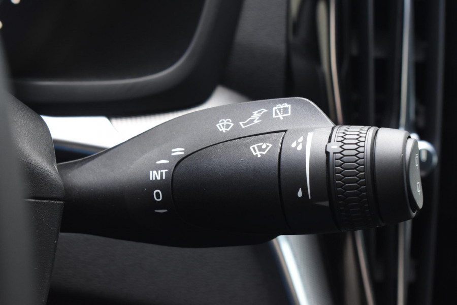 Volvo V60 T8 455PK Plug-in hybrid AWD Plus Dark / Adaptive Cruise Control / 360 Camera / Harman Kardon / Head-up display / Panorama schuifdak / Stoel- en stuurverwarming / Stoelverwarming achter / Trekhaak elektrisch wegklapbaar / Elektrische stoelen met geheugen