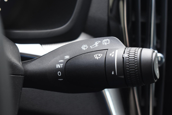 Volvo V60 T8 455PK Plug-in hybrid AWD Plus Dark / Adaptive Cruise Control / 360 Camera / Harman Kardon / Head-up display / Panorama schuifdak / Stoel- en stuurverwarming / Stoelverwarming achter / Trekhaak elektrisch wegklapbaar / Elektrische stoelen met geheugen