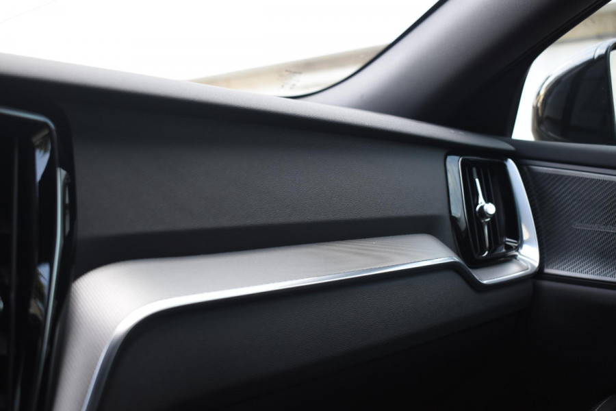 Volvo V60 T8 455PK Plug-in hybrid AWD Plus Dark / Adaptive Cruise Control / 360 Camera / Harman Kardon / Head-up display / Panorama schuifdak / Stoel- en stuurverwarming / Stoelverwarming achter / Trekhaak elektrisch wegklapbaar / Elektrische stoelen met geheugen
