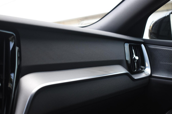 Volvo V60 T8 455PK Plug-in hybrid AWD Plus Dark / Adaptive Cruise Control / 360 Camera / Harman Kardon / Head-up display / Panorama schuifdak / Stoel- en stuurverwarming / Stoelverwarming achter / Trekhaak elektrisch wegklapbaar / Elektrische stoelen met geheugen