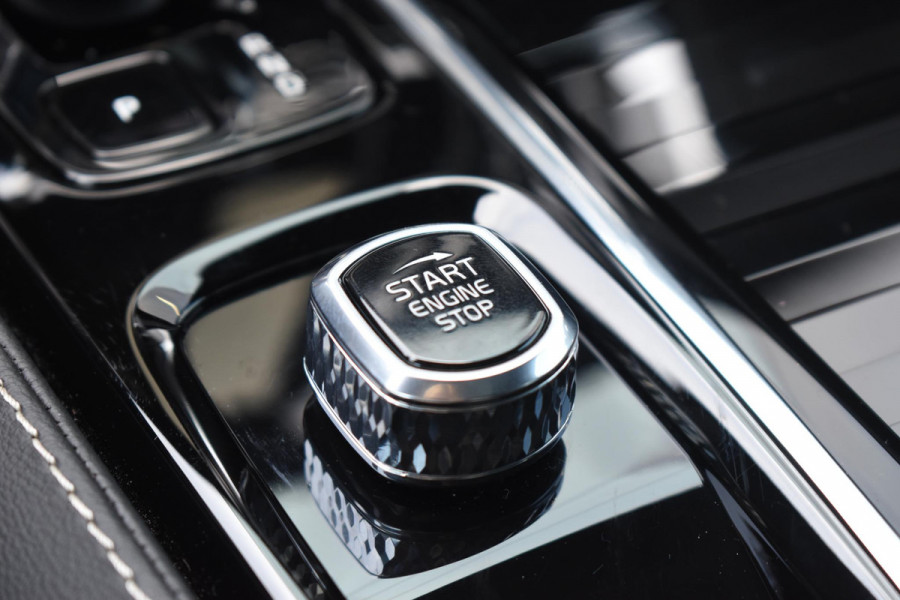 Volvo V60 T8 455PK Plug-in hybrid AWD Plus Dark / Adaptive Cruise Control / 360 Camera / Harman Kardon / Head-up display / Panorama schuifdak / Stoel- en stuurverwarming / Stoelverwarming achter / Trekhaak elektrisch wegklapbaar / Elektrische stoelen met geheugen