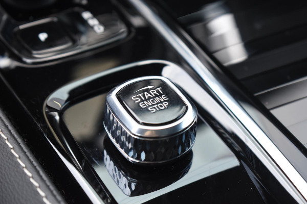 Volvo V60 T8 455PK Plug-in hybrid AWD Plus Dark / Adaptive Cruise Control / 360 Camera / Harman Kardon / Head-up display / Panorama schuifdak / Stoel- en stuurverwarming / Stoelverwarming achter / Trekhaak elektrisch wegklapbaar / Elektrische stoelen met geheugen