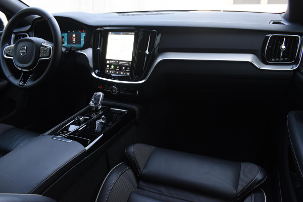 Volvo V60 T8 455PK Plug-in hybrid AWD Plus Dark / Adaptive Cruise Control / 360 Camera / Harman Kardon / Head-up display / Panorama schuifdak / Stoel- en stuurverwarming / Stoelverwarming achter / Trekhaak elektrisch wegklapbaar / Elektrische stoelen met geheugen