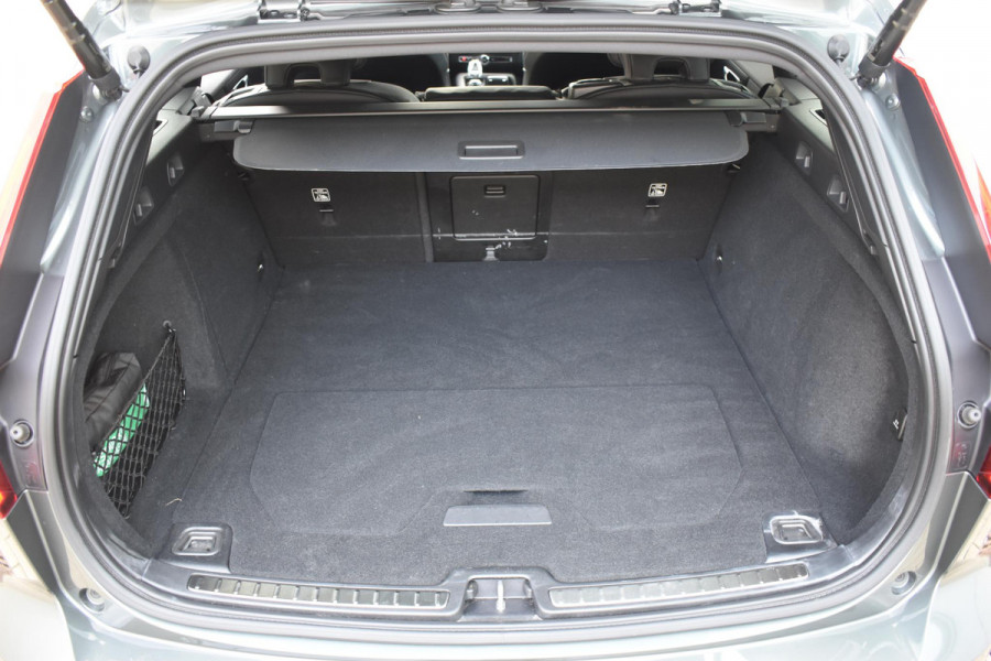 Volvo V60 T8 455PK Plug-in hybrid AWD Plus Dark / Adaptive Cruise Control / 360 Camera / Harman Kardon / Head-up display / Panorama schuifdak / Stoel- en stuurverwarming / Stoelverwarming achter / Trekhaak elektrisch wegklapbaar / Elektrische stoelen met geheugen