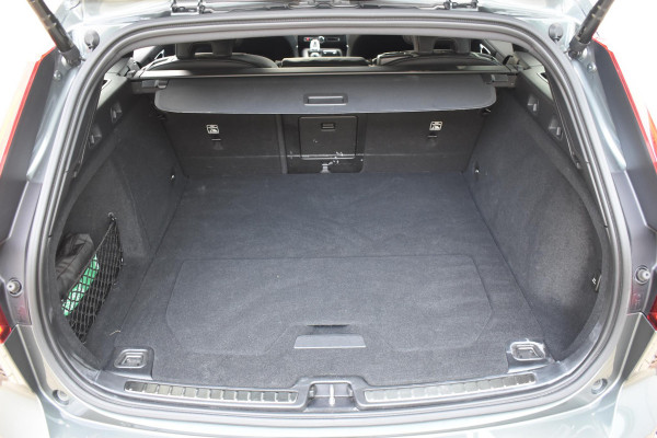 Volvo V60 T8 455PK Plug-in hybrid AWD Plus Dark / Adaptive Cruise Control / 360 Camera / Harman Kardon / Head-up display / Panorama schuifdak / Stoel- en stuurverwarming / Stoelverwarming achter / Trekhaak elektrisch wegklapbaar / Elektrische stoelen met geheugen