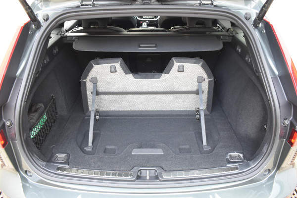 Volvo V60 T8 455PK Plug-in hybrid AWD Plus Dark / Adaptive Cruise Control / 360 Camera / Harman Kardon / Head-up display / Panorama schuifdak / Stoel- en stuurverwarming / Stoelverwarming achter / Trekhaak elektrisch wegklapbaar / Elektrische stoelen met geheugen
