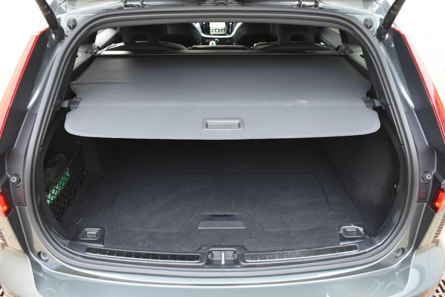 Volvo V60 T8 455PK Plug-in hybrid AWD Plus Dark / Adaptive Cruise Control / 360 Camera / Harman Kardon / Head-up display / Panorama schuifdak / Stoel- en stuurverwarming / Stoelverwarming achter / Trekhaak elektrisch wegklapbaar / Elektrische stoelen met geheugen