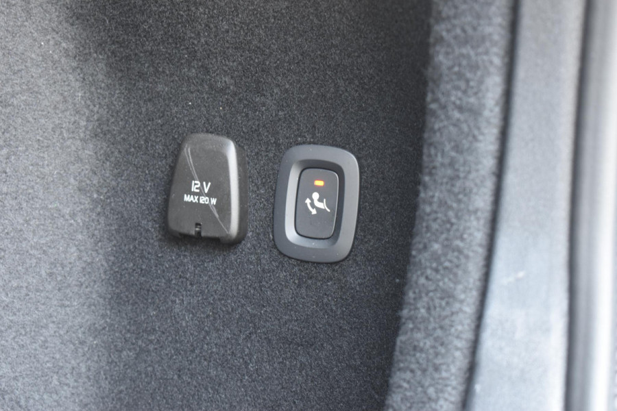 Volvo V60 T8 455PK Plug-in hybrid AWD Plus Dark / Adaptive Cruise Control / 360 Camera / Harman Kardon / Head-up display / Panorama schuifdak / Stoel- en stuurverwarming / Stoelverwarming achter / Trekhaak elektrisch wegklapbaar / Elektrische stoelen met geheugen