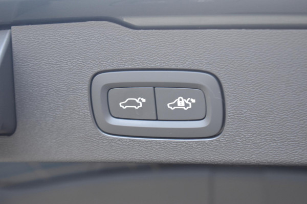 Volvo V60 T8 455PK Plug-in hybrid AWD Plus Dark / Adaptive Cruise Control / 360 Camera / Harman Kardon / Head-up display / Panorama schuifdak / Stoel- en stuurverwarming / Stoelverwarming achter / Trekhaak elektrisch wegklapbaar / Elektrische stoelen met geheugen