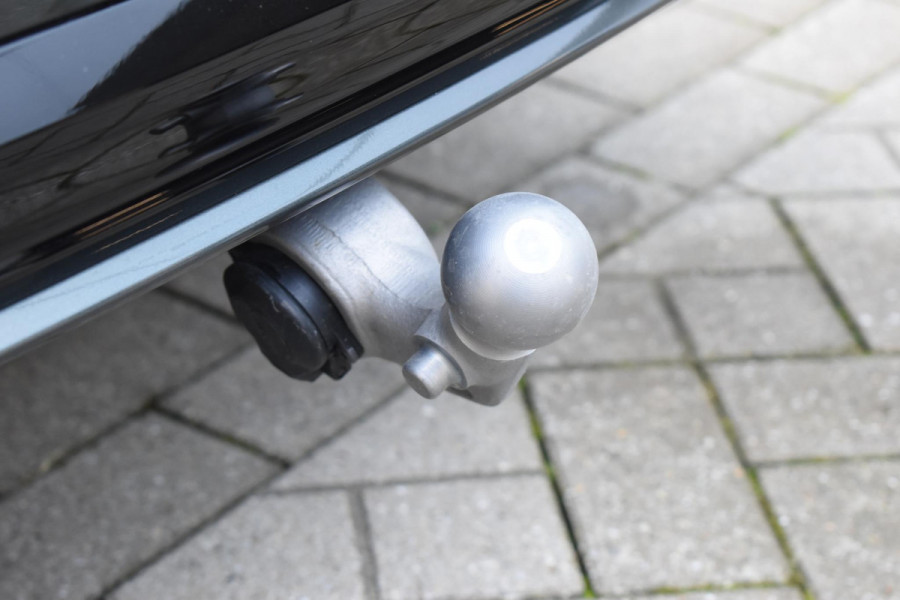 Volvo V60 T8 455PK Plug-in hybrid AWD Plus Dark / Adaptive Cruise Control / 360 Camera / Harman Kardon / Head-up display / Panorama schuifdak / Stoel- en stuurverwarming / Stoelverwarming achter / Trekhaak elektrisch wegklapbaar / Elektrische stoelen met geheugen