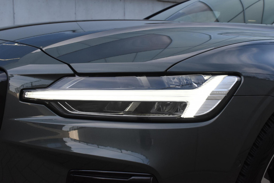Volvo V60 T8 455PK Plug-in hybrid AWD Plus Dark / Adaptive Cruise Control / 360 Camera / Harman Kardon / Head-up display / Panorama schuifdak / Stoel- en stuurverwarming / Stoelverwarming achter / Trekhaak elektrisch wegklapbaar / Elektrische stoelen met geheugen