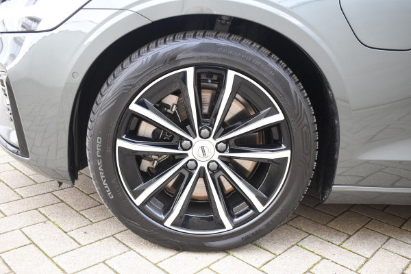 Volvo V60 T8 455PK Plug-in hybrid AWD Plus Dark / Adaptive Cruise Control / 360 Camera / Harman Kardon / Head-up display / Panorama schuifdak / Stoel- en stuurverwarming / Stoelverwarming achter / Trekhaak elektrisch wegklapbaar / Elektrische stoelen met geheugen