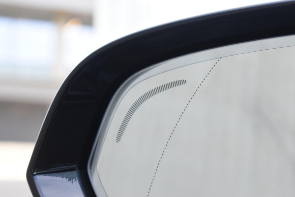 Volvo V60 T8 455PK Plug-in hybrid AWD Plus Dark / Adaptive Cruise Control / 360 Camera / Harman Kardon / Head-up display / Panorama schuifdak / Stoel- en stuurverwarming / Stoelverwarming achter / Trekhaak elektrisch wegklapbaar / Elektrische stoelen met geheugen