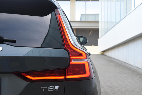 Volvo V60 T8 455PK Plug-in hybrid AWD Plus Dark / Adaptive Cruise Control / 360 Camera / Harman Kardon / Head-up display / Panorama schuifdak / Stoel- en stuurverwarming / Stoelverwarming achter / Trekhaak elektrisch wegklapbaar / Elektrische stoelen met geheugen