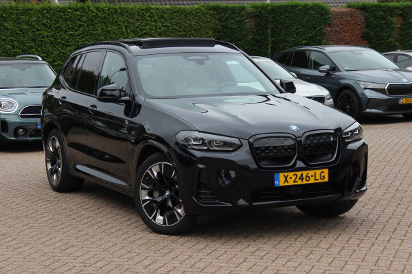BMW iX3 High Executive 80 kWh / SOH 97,4% / Trekhaak / Panoramadak / 360Camera / Head-up / 20'' / Leder / Harman Kardon / Sfeerverlichting / Dodehoek / DAB / Stuur+Stoelverwarming / ACC