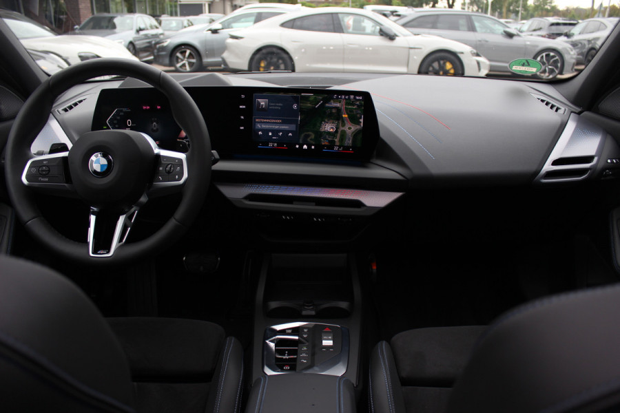 BMW 1-serie 120 M Sport Pro / Zeer compleet! / Panoramadak / 360Camera / Head-up / Harman Kardon / 19'' / Leer&Alcantara / Elektr. Stoelen / Stoel+Stuurverwarming Dodehoek / DAB / Cruise Control