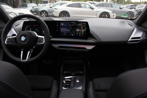 BMW 1-serie 120 M Sport Pro / Zeer compleet! / Panoramadak / 360Camera / Head-up / Harman Kardon / 19'' / Leer&Alcantara / Elektr. Stoelen / Stoel+Stuurverwarming Dodehoek / DAB / Cruise Control
